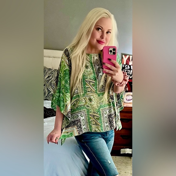 LAST 1! Gorgeous Abstract Print Green Multi Half Sleeve Silky Top! - Picture 3 of 6